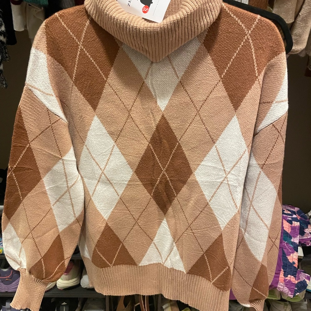 Argyle Patterned Women's Sweater - Brown and White